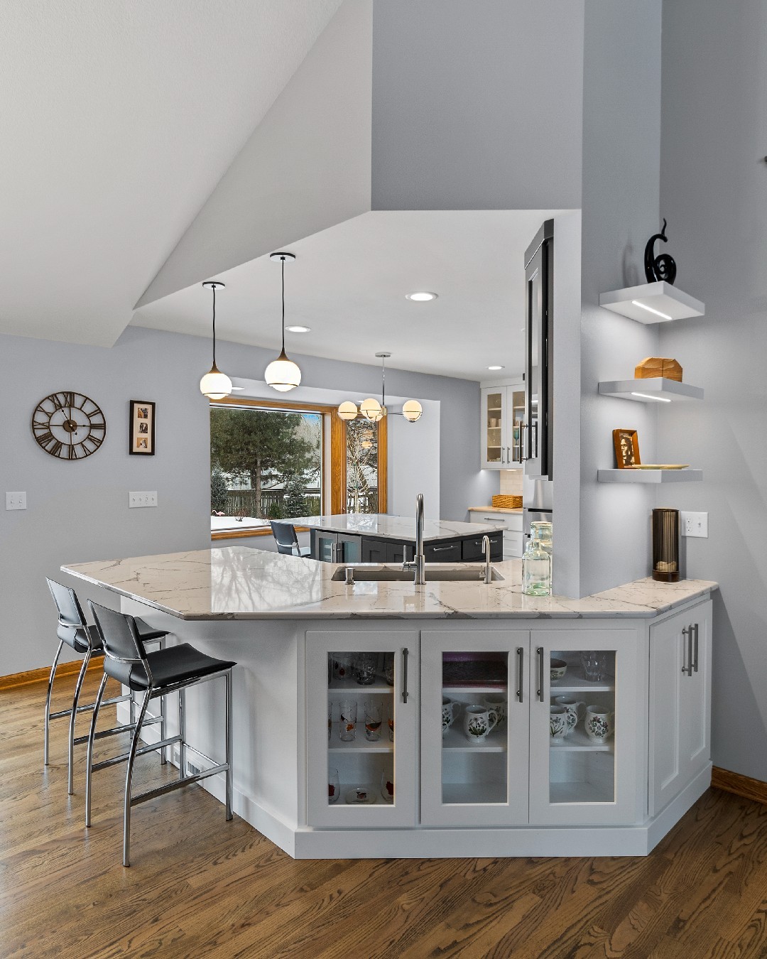 Kitchen with circular bar seating